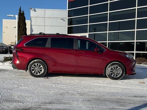 Used 2025 Toyota Sienna LE image 2