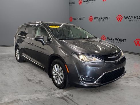 Used 2018 Chrysler Pacifica Touring-L w/ Premium Audio Group FWD image 1