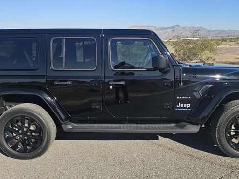 Used 2023 Jeep Wrangler Unlimited Sahara AWD/4WD image 3