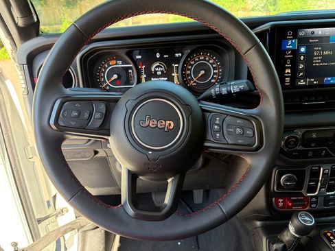 Used 2025 Jeep Wrangler Unlimited Rubicon AWD/4WD image 17