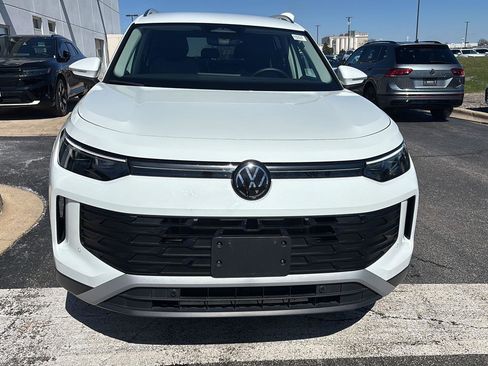 Used 2025 Volkswagen Tiguan S image 2