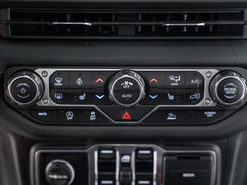 Used 2024 Jeep Wrangler Sahara image 29