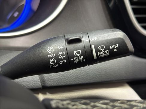 Used 2024 Chrysler Pacifica Touring-L image 28