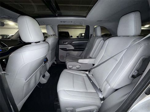 Used 2017 Toyota Highlander Limited Platinum image 20