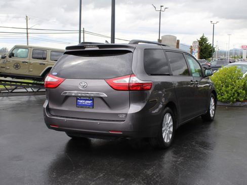 Used 2017 Toyota Sienna Limited AWD/4WD image 6
