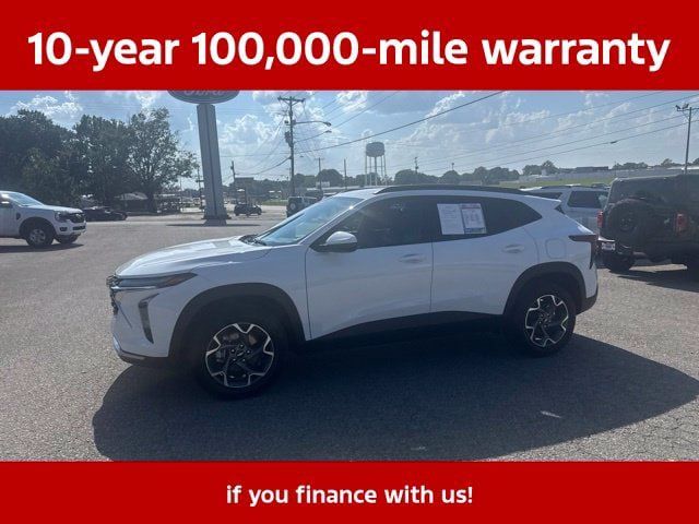 Used 2025 Chevrolet Trax LT w/ LT Convenience Package FWD image 3