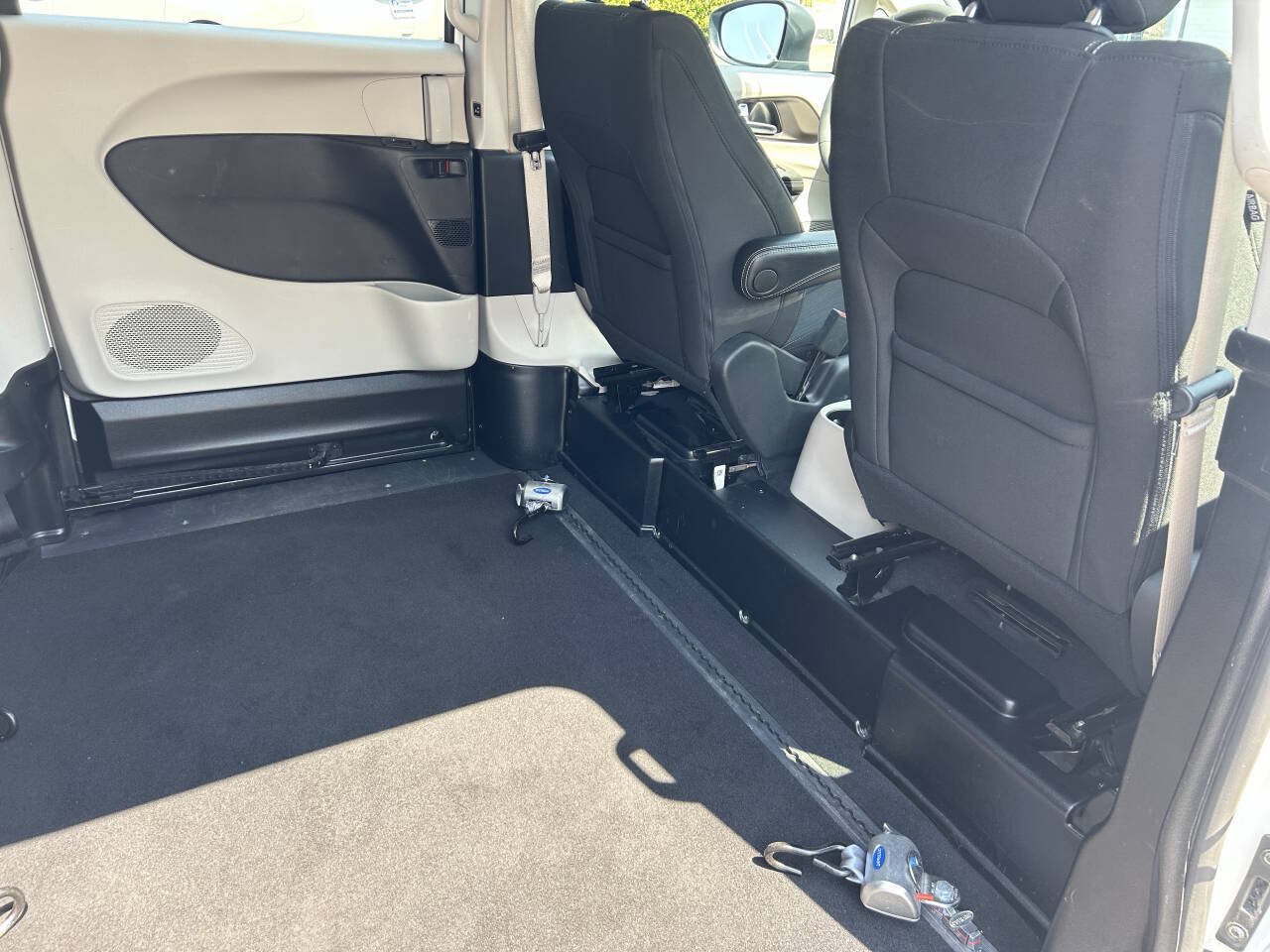 Used 2022 Chrysler Voyager LX FWD image 6