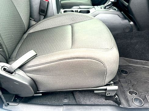 Used 2022 Jeep Wrangler Sport image 22