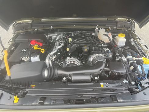 Used 2025 Jeep Gladiator Sport image 13