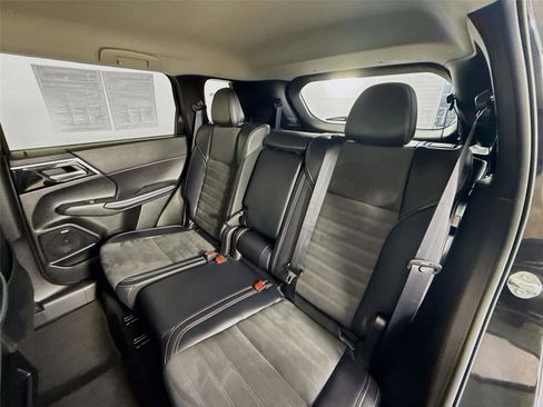 Used 2025 Mitsubishi Outlander SE image 21