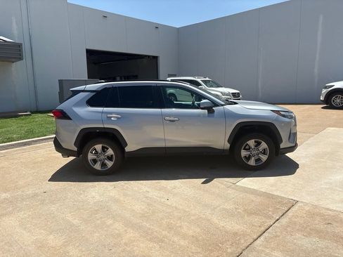 Used 2023 Toyota RAV4 XLE AWD/4WD image 2