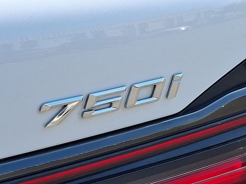 Used 2022 BMW 750i xDrive w/ Executive Package image 30