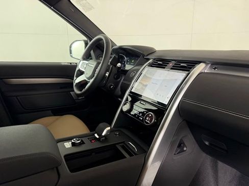 Used 2025 Land Rover Discovery Dynamic SE image 36