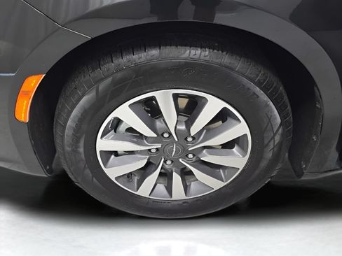 Used 2023 Chrysler Pacifica Touring-L FWD image 38