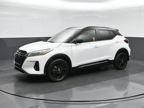 Used 2022 Nissan Kicks SR image 3