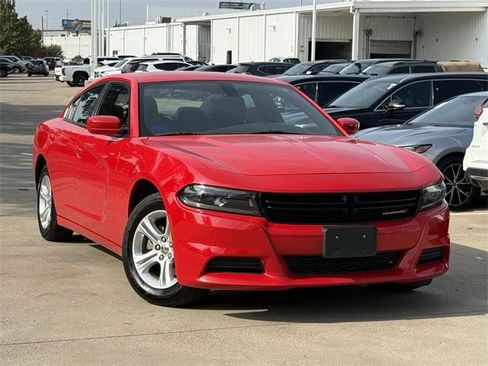 Used 2022 Dodge Charger SXT image 2