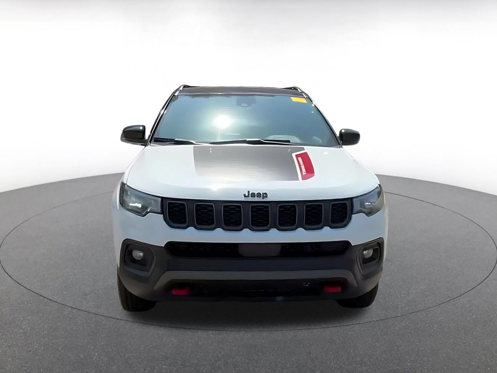 Used 2025 Jeep Compass Trailhawk AWD/4WD image 4