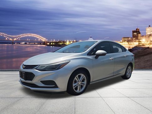 Used 2018 Chevrolet Cruze LT FWD image 1