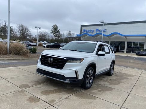 Used 2023 Honda Pilot Touring image 4