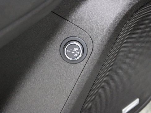 Used 2022 GMC Acadia SLT w/ LPO, Floor Liner Package FWD image 19