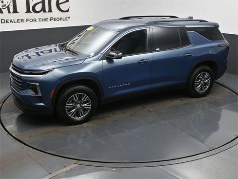 Used 2025 Chevrolet Traverse LT image 45