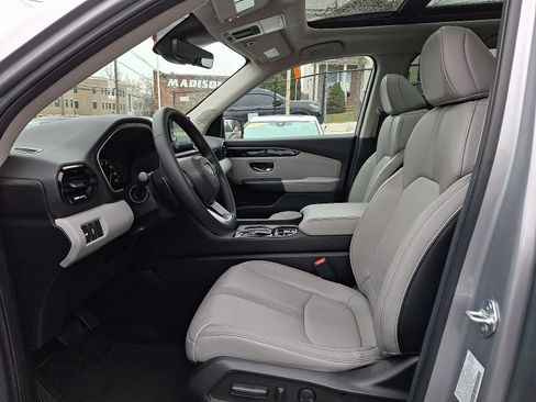 Certified 2025 Honda Pilot Touring image 15