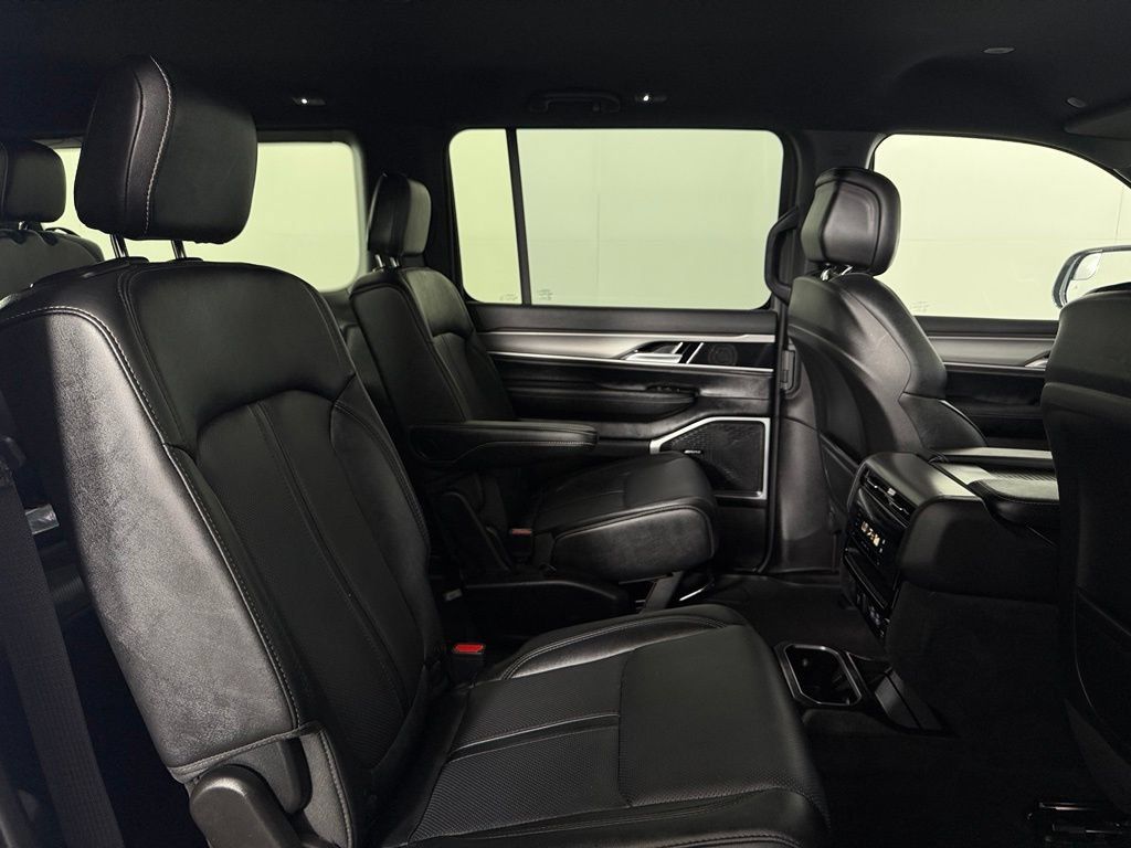 Used 2025 Jeep Wagoneer Series II AWD/4WD image 18
