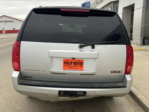 Used 2014 GMC Yukon XL SLT image 3