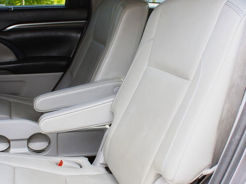 Used 2018 Toyota Highlander Limited image 17