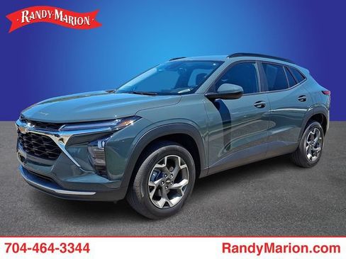 Used 2025 Chevrolet Trax LT w/ Driver Confidence Package FWD image 1