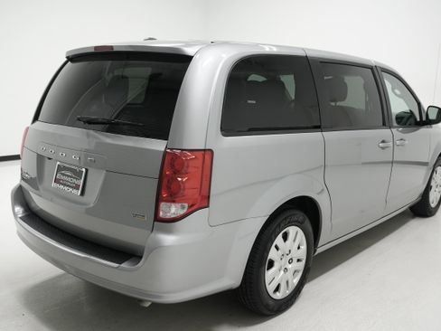 Used 2018 Dodge Grand Caravan SE w/ UConnect Hands-Free Group image 4