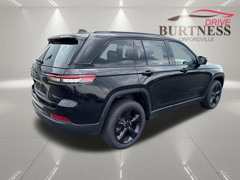 Used 2023 Jeep Grand Cherokee Limited w/ Black Appearance Package AWD/4WD image 8