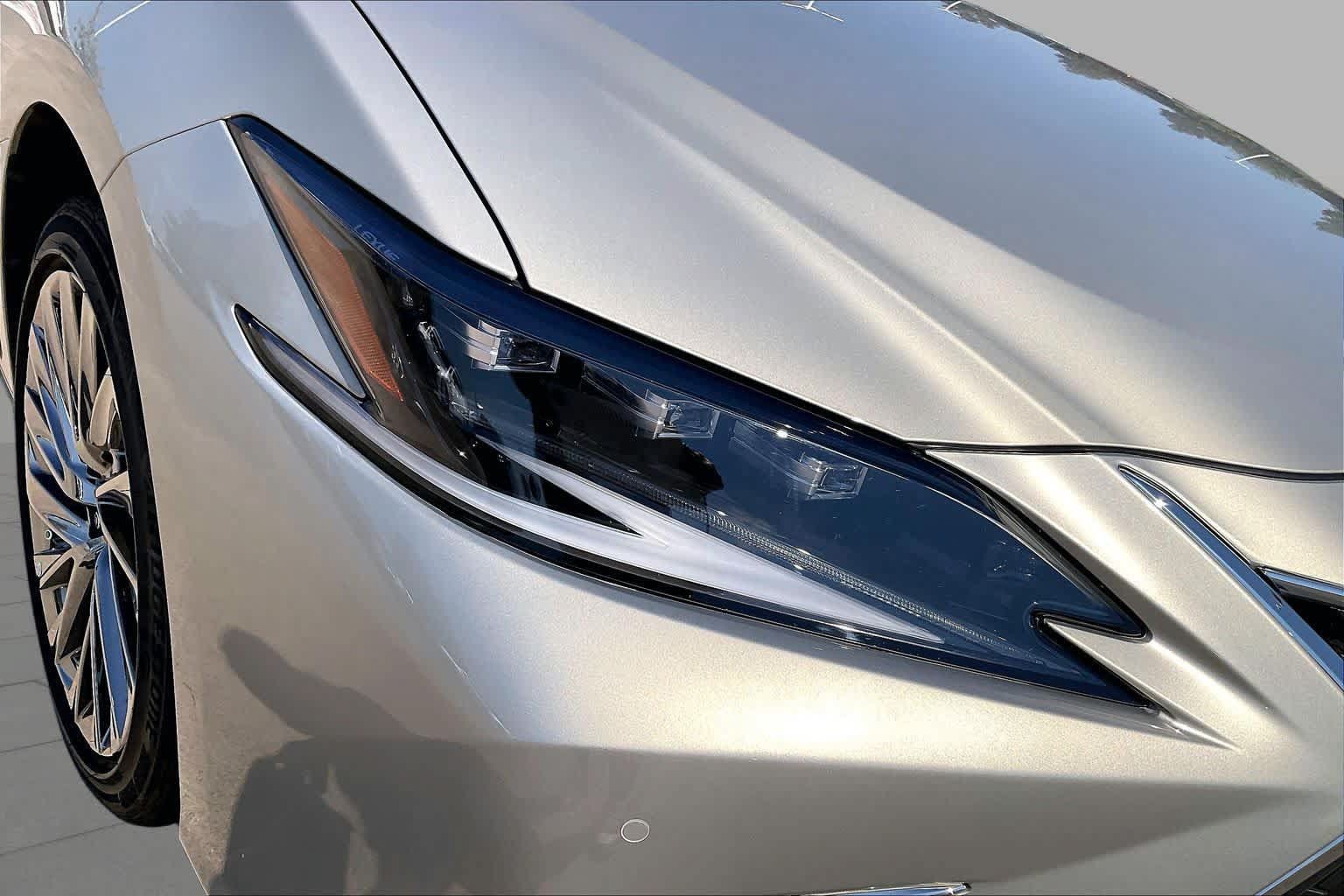 Used 2024 Lexus ES 300h Ultra Luxury w/ Accessory Package (Z2) FWD image 25