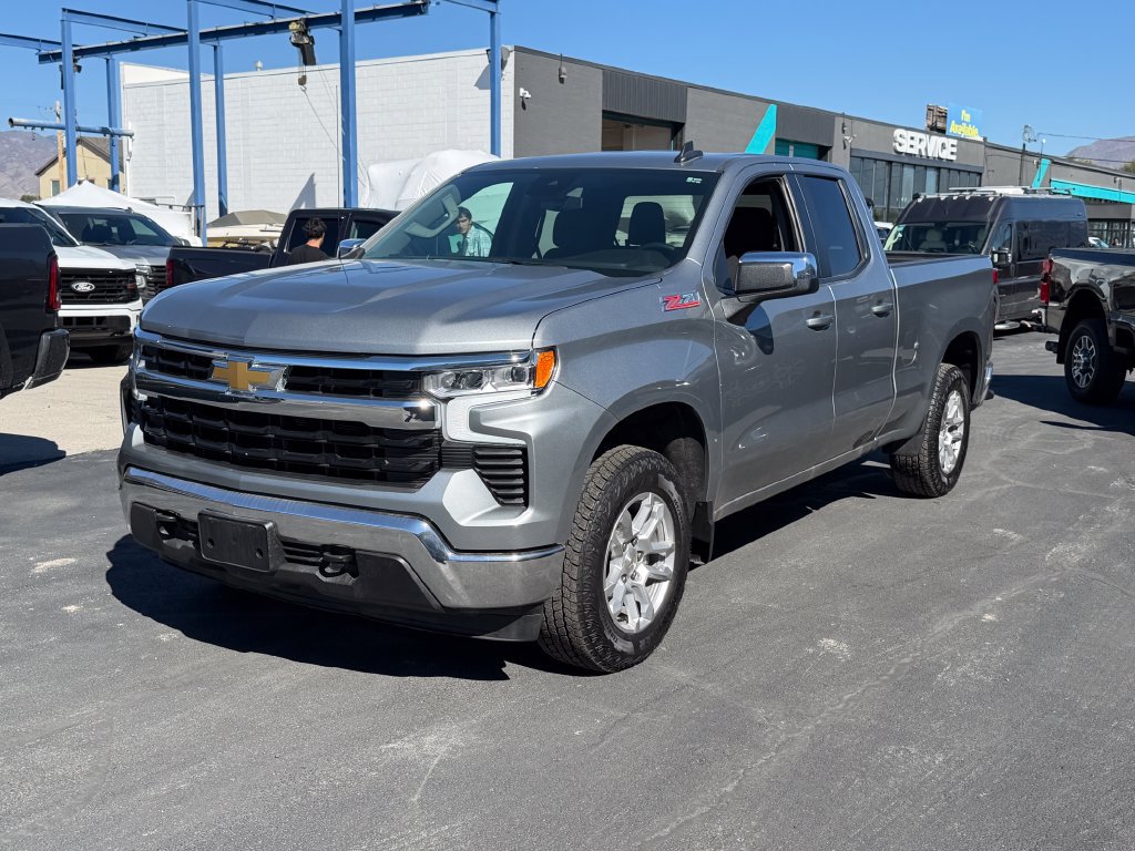Used 2025 Chevrolet Silverado 1500 LT AWD/4WD image 2