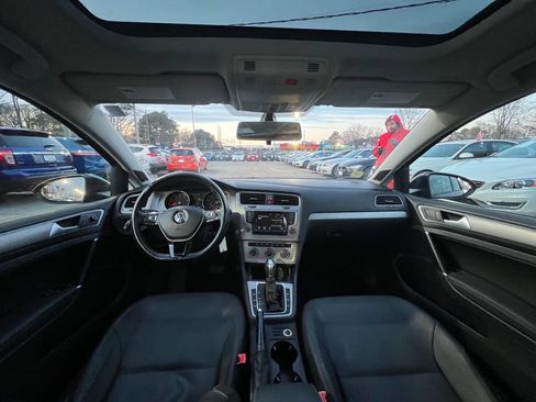 Used 2015 Volkswagen Golf SE image 8