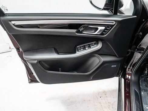 Used 2025 Porsche Macan image 23