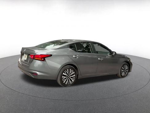 Used 2025 Nissan Altima 2.5 SV FWD image 10