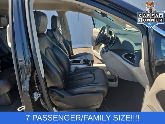 Used 2023 Chrysler Pacifica Touring-L FWD image 16