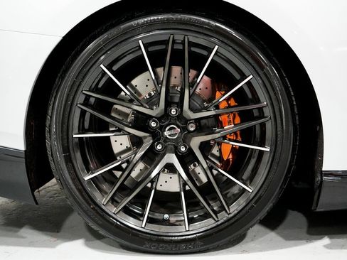 Used 2020 Nissan GT-R Premium image 25