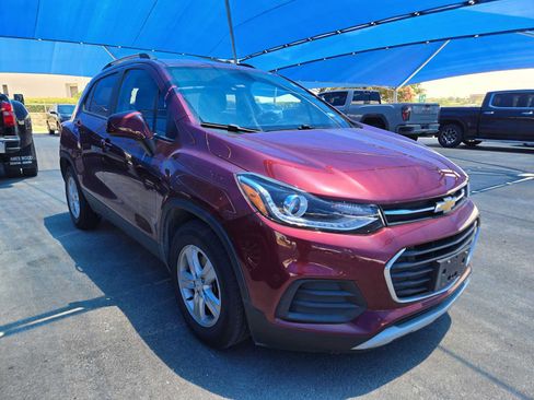 Used 2021 Chevrolet Trax LT w/ Premium Seat Package FWD image 2