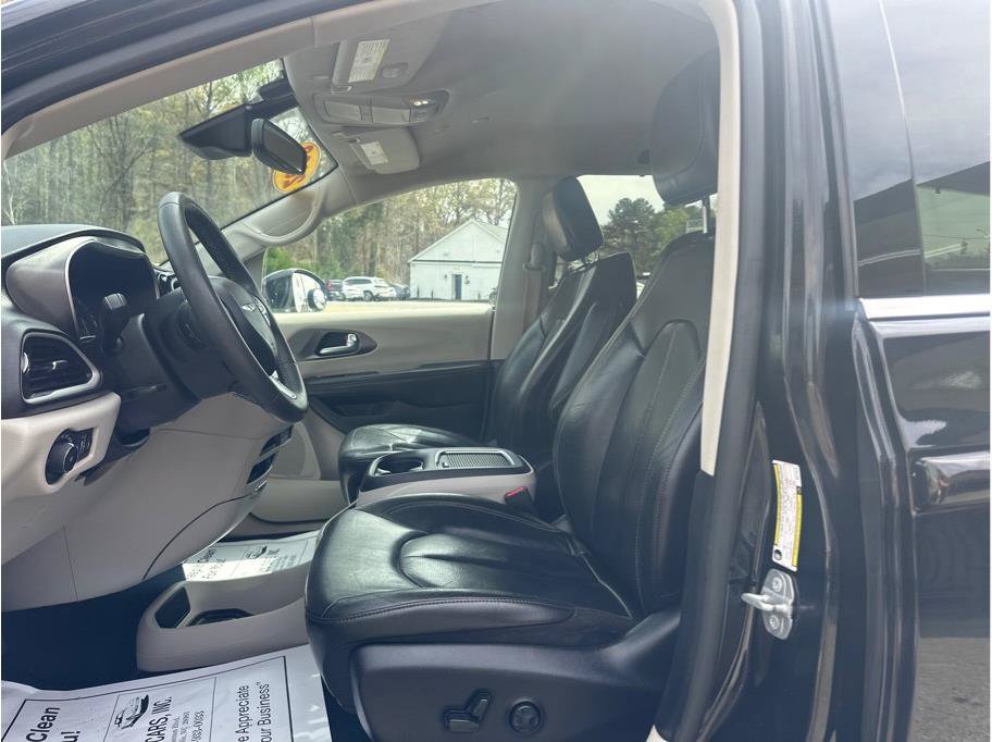 Used 2022 Chrysler Pacifica Touring-L FWD image 13
