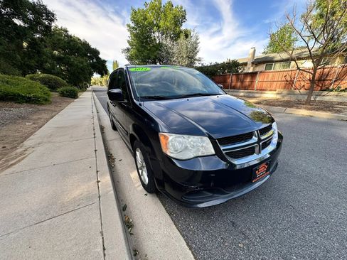 Used 2014 Dodge Grand Caravan SXT image 3