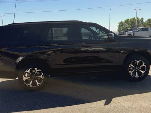 Used 2025 GMC Yukon AT4 w/ AT4 Premium Package AWD/4WD image 9