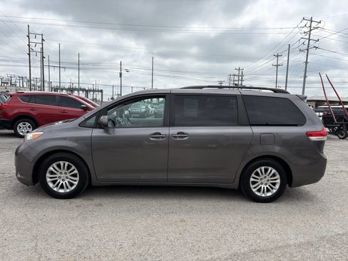 Used 2011 Toyota Sienna XLE image 2