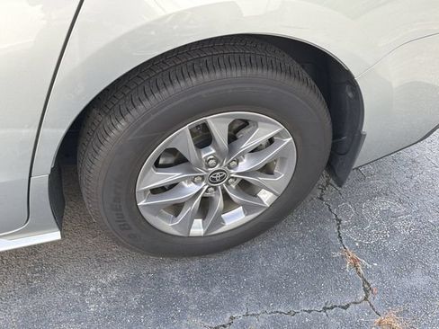 Used 2025 Toyota Sienna XLE FWD image 4