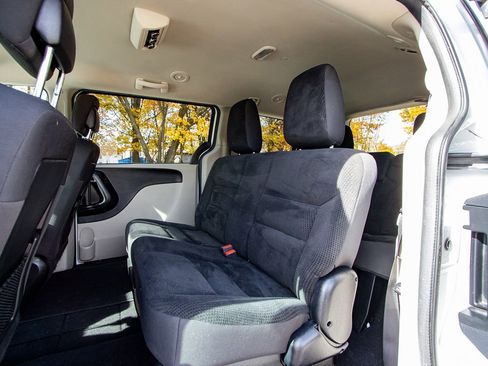 Used 2019 Dodge Grand Caravan SE w/ UConnect Hands-Free Group image 25