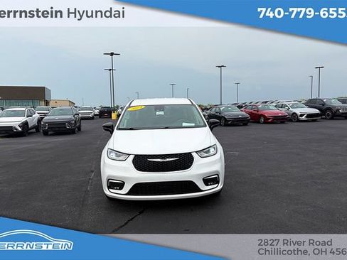 Used 2024 Chrysler Pacifica Touring-L FWD image 2