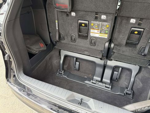 Used 2025 Toyota Sienna Platinum AWD/4WD image 25