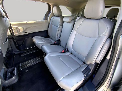 Used 2022 Toyota Sienna XLE FWD image 20
