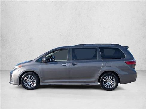 Used 2018 Toyota Sienna XLE image 9